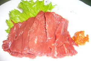 会津特産の桜肉刺身