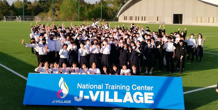 ピッチで記念撮影