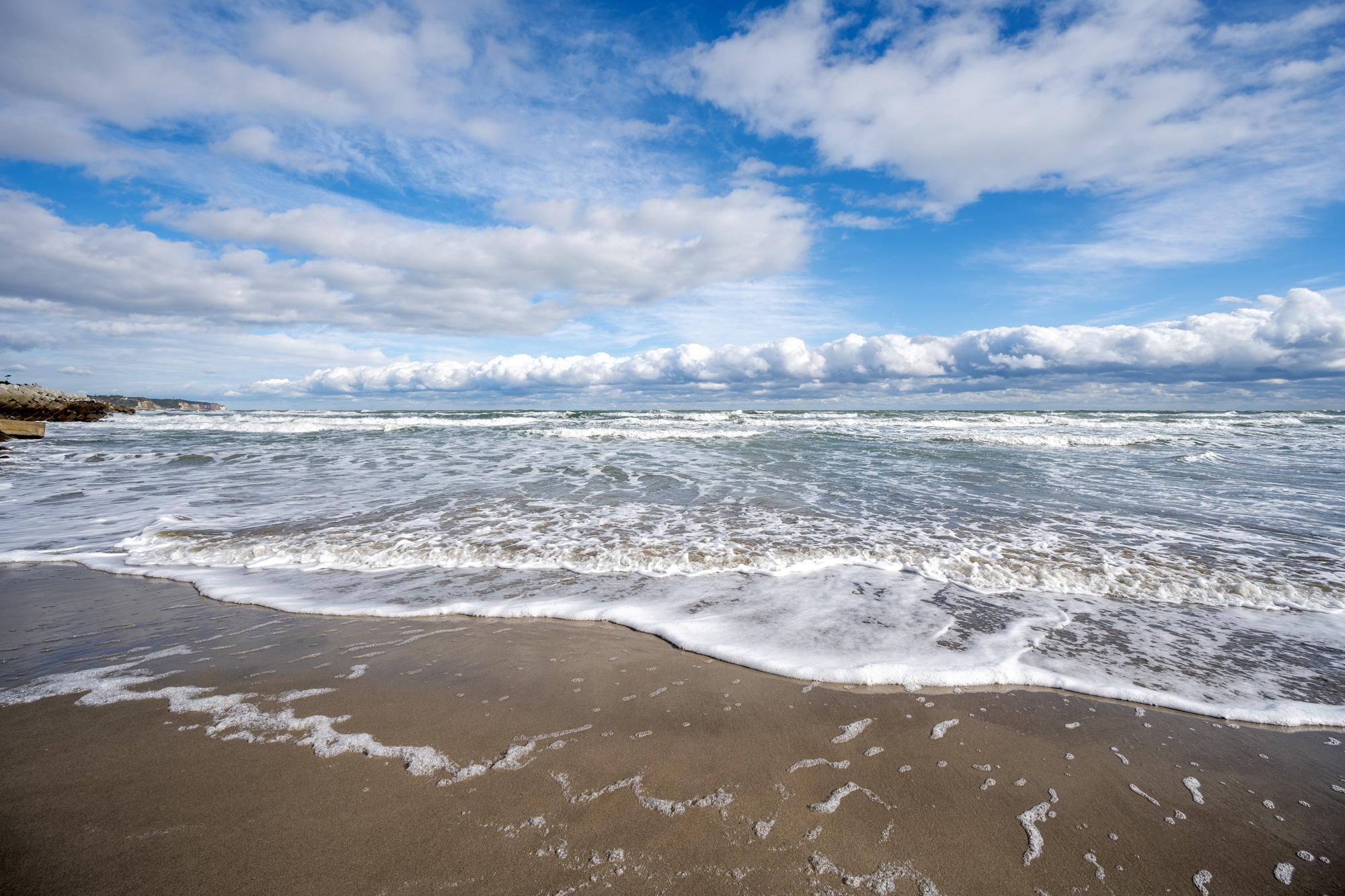 岩沢海水浴場でサーフィン
